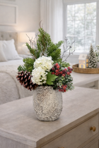 Hiver fleuri sur la commode en bois