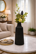 Élégant arrangement de fleurs sur table