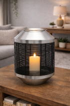 Moderne lanterne sur une table en bois