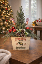 Décor de Noël dans une boîte rustique