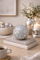 Élégance argentée et livres décoratifs