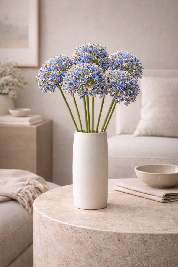 Fleurs allium dans un vase céramique