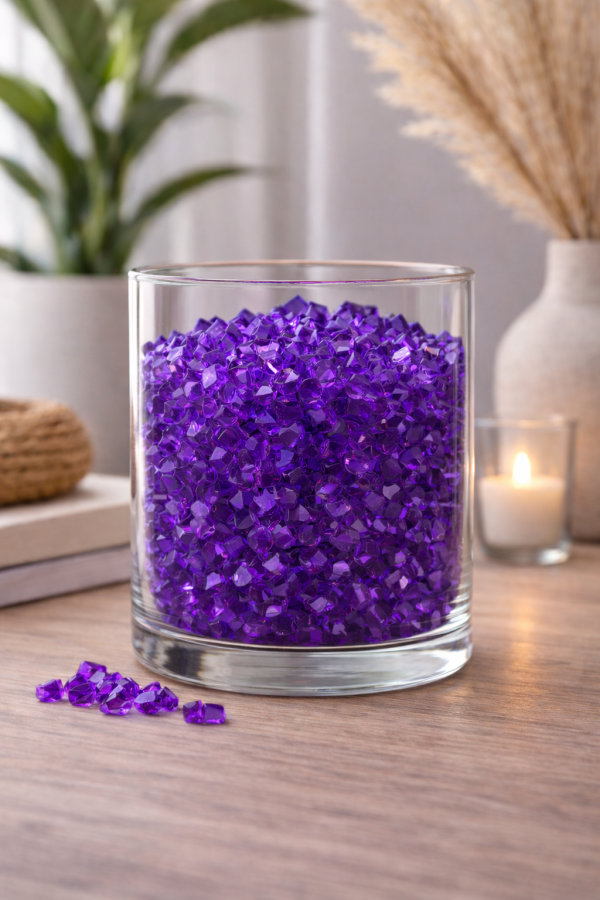 Verre transparent rempli de cristaux violets